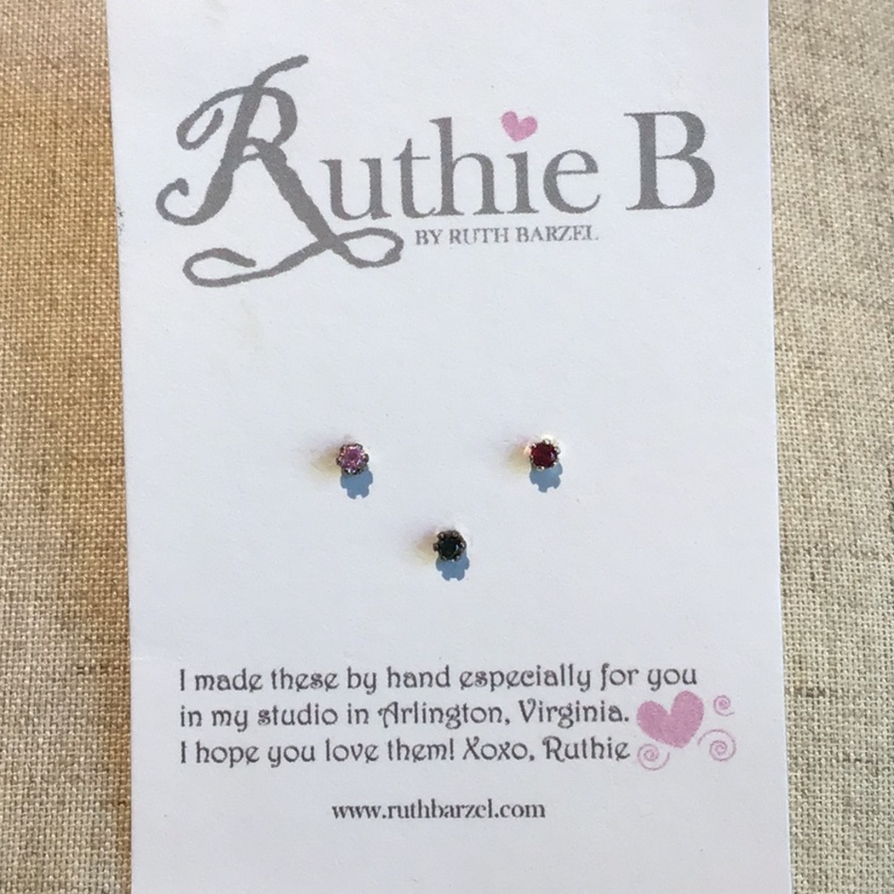 ❤️💕 Tiny single short post stud earrings💕❤️